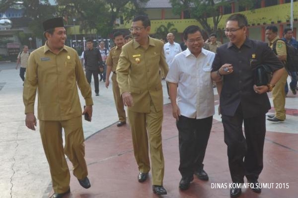 PLT. GUBSU PANTAU PELAKSANAAN UN,  HARI PERTAMA LANCAR 